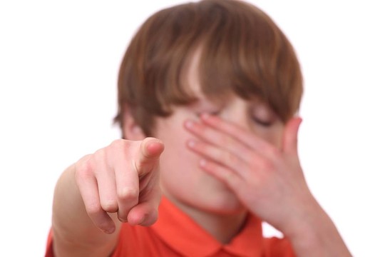 指著男孩
