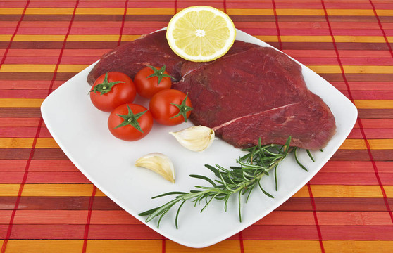 生馬肉在盤子里