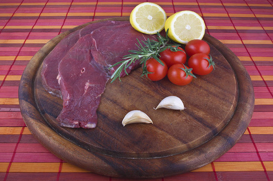 原料馬肉在木板