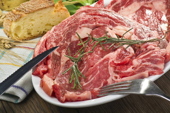 迷迭香上木桌子的烤牛肉
