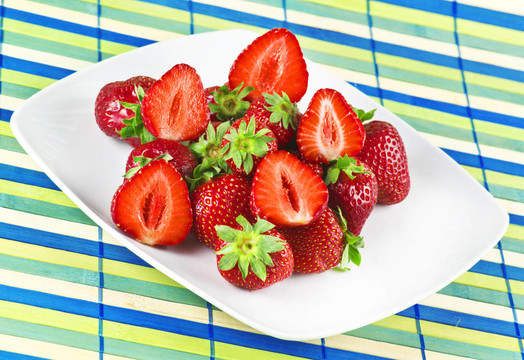 Strawberry靠近盤子