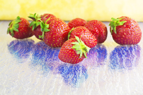 Strawberry在藍(lán)色桌子上特寫