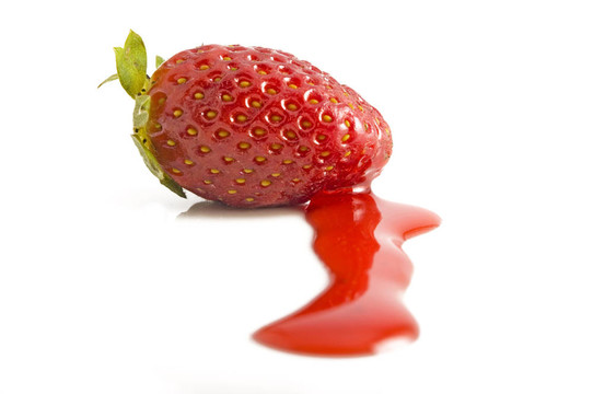 Strawberry在果汁工作室孤立的白色背景