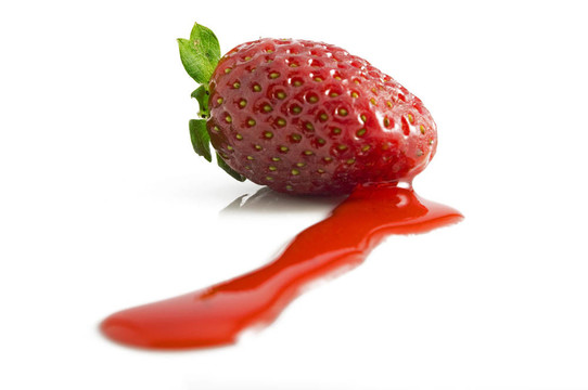 Strawberry在果汁工作室孤立的白色背景