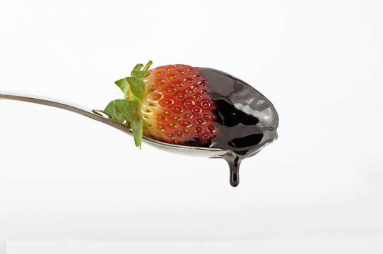 Strawberry在巧克力工作室孤立的白色背景