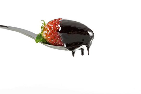 Strawberry在巧克力工作室孤立的白色背景