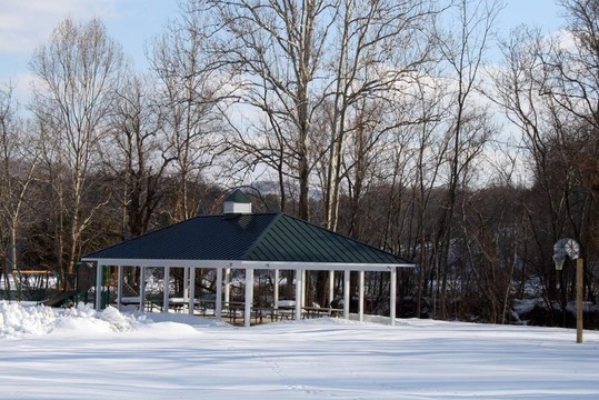 雪覆蓋在公園的涼亭