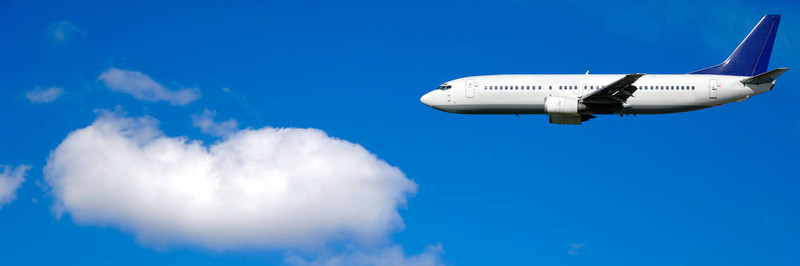 空中旅行-藍天上的飛機和云