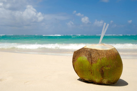 異國海灘上的椰子飲料