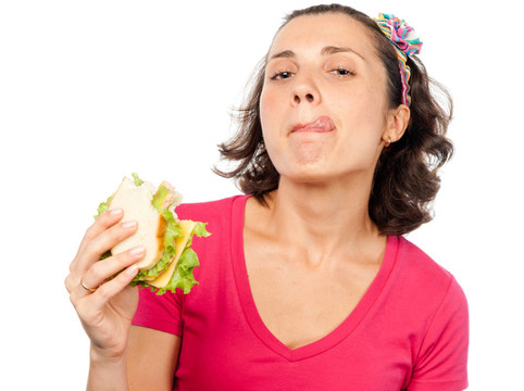 饑餓的漂亮女孩吃三明治