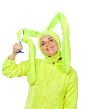 有趣的女孩在兔服裝與酒杯