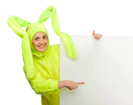 穿兔子服裝的女孩指向空白板