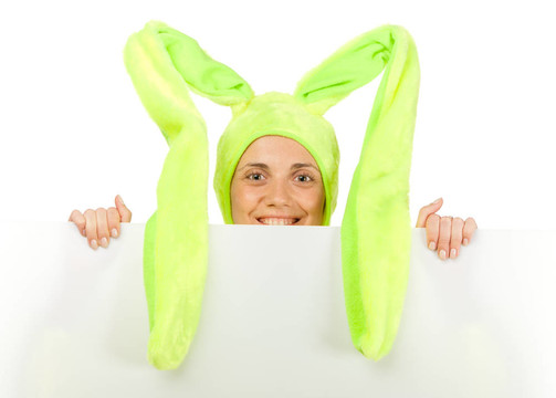 有趣的女孩在兔子服裝與空白板