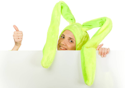 有趣的女孩在兔子服裝與空白板