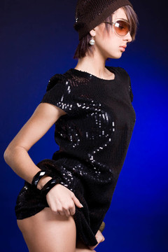 藍(lán)色背景的好女孩
