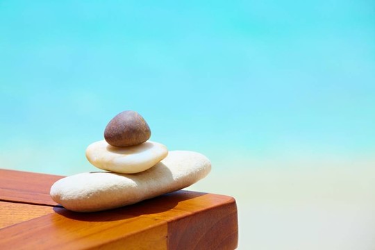 石頭在沙灘桌上