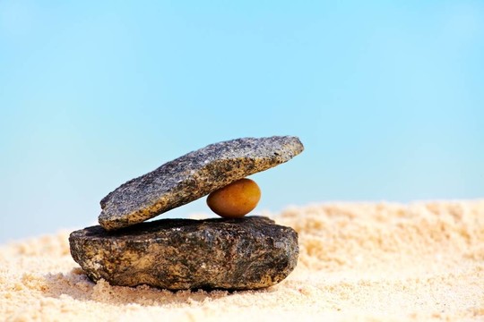 石頭在沙灘上