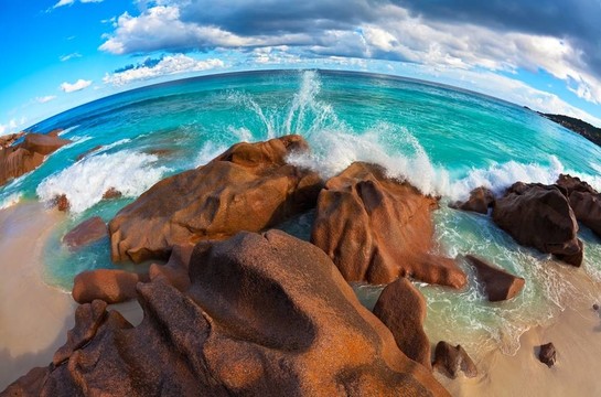 一個巨大的石頭觀海景