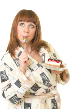 年輕女人吃美味蛋糕