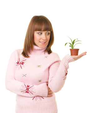 微笑女孩抱著小植物