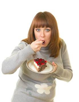 年輕女人吃美味蛋糕