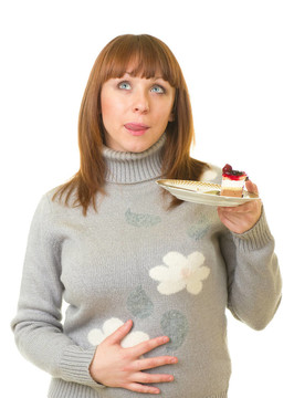 年輕女人吃美味蛋糕