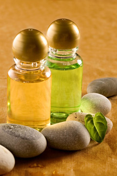石头和绿叶洗发香波瓶
