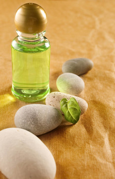 石头和绿叶洗发水瓶