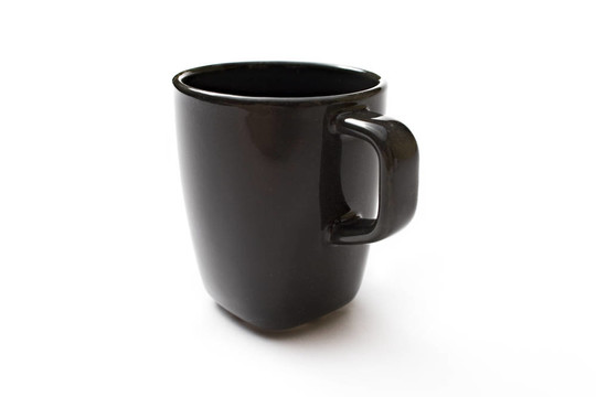 白底的黑咖啡杯
