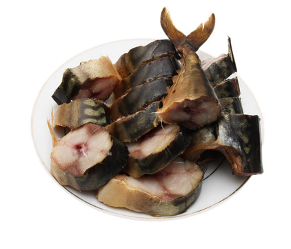 煙熏鯖魚在板上的白色背景