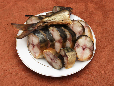 切了嗎？煙熏鯖魚在盤子嗎？