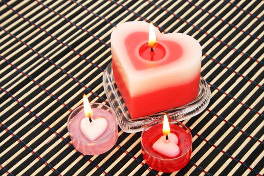 红色和粉红色的蜡烛