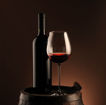 紅酒；酒瓶和玻璃杯