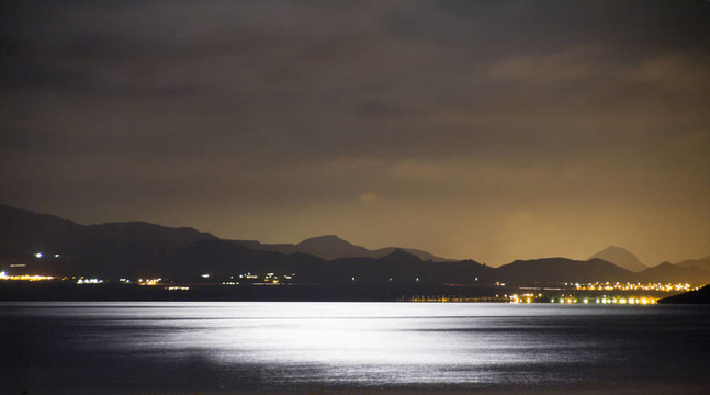 海岸和天空的夜景與云彩和倒影