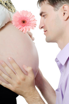 幸福懷孕夫婦孤立在白色