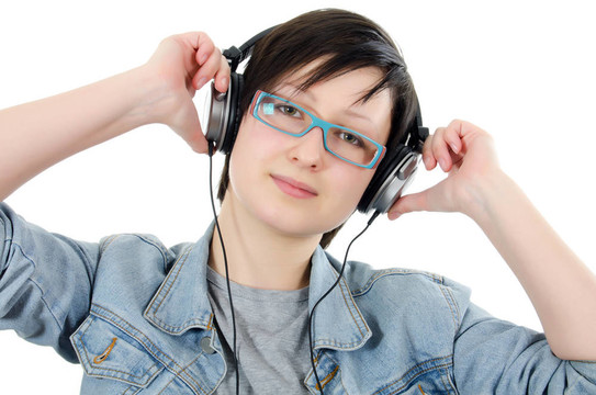 女孩通過耳朵聽音樂