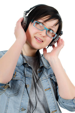 女孩通過耳朵聽音樂