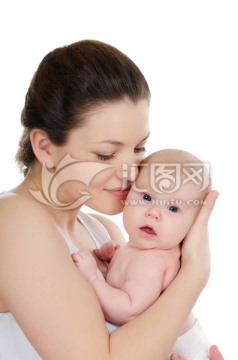 快乐母亲与婴儿超过白色