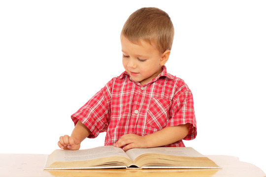 書桌上的小男孩看書；白色的書