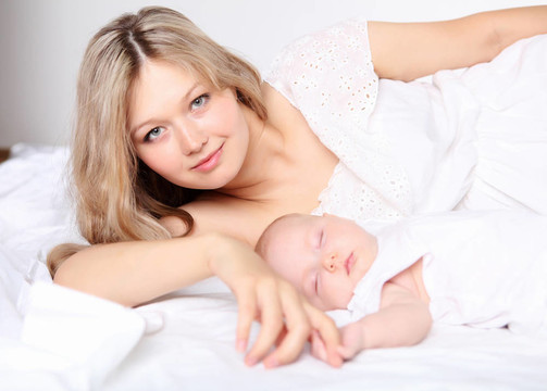 年轻母亲和婴儿的肖像