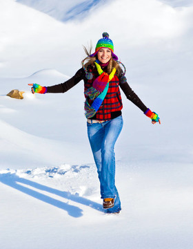 快樂的女孩在雪地里奔跑