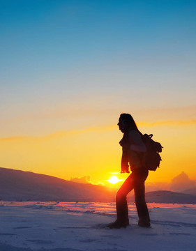 女子徒步旅行在冬季山區(qū)