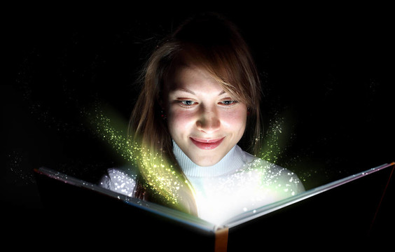 年輕女子讀魔法書