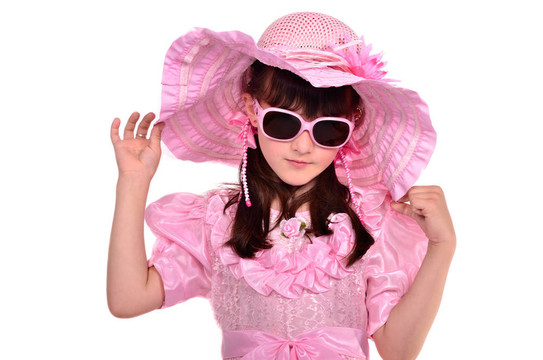 可愛的女孩穿著粉紅色連衣裙的肖像；帽子和眼鏡