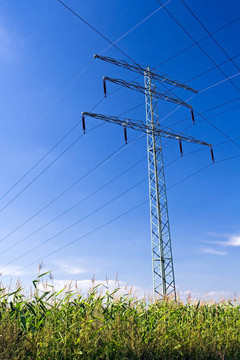 藍(lán)天上空的電力線