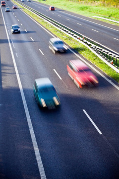 道路上的汽車(chē)；運(yùn)動(dòng)模糊