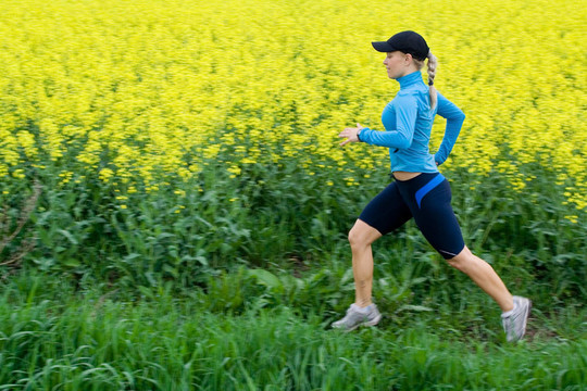 戶外跑步者；運動模糊