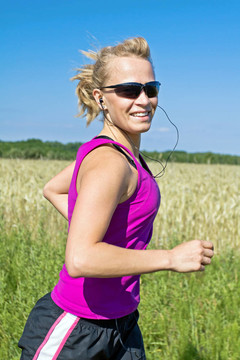夏日女人；運動模糊
