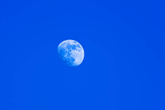 天空中的月亮。