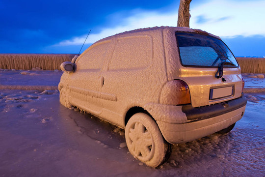 冰雪覆蓋的車